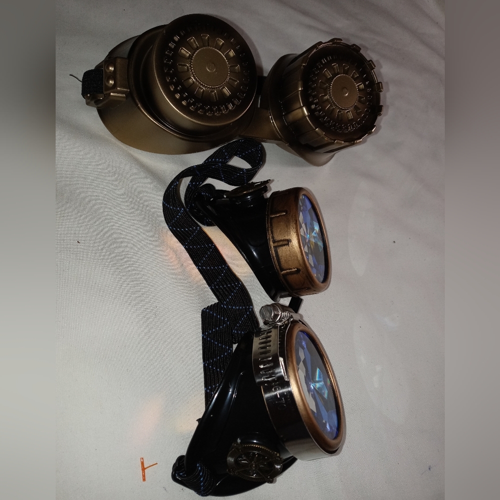 Pair of Unisex Steampunk Goggles. - Picture 2 of 3
